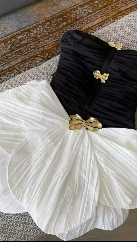 TWO-TONE BOW STRAPLESS RUCHED MINI DRESS