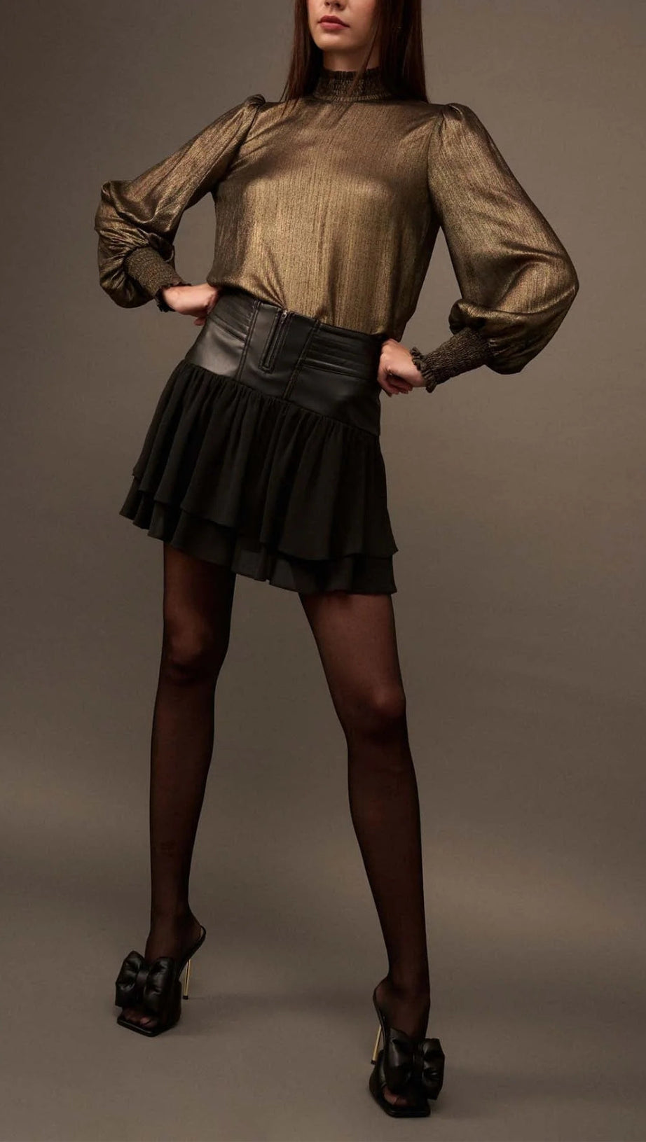 GOLDEN AGE METALLIC-TOP MIT BISCHOFÄRMELN UND STEHKRAGEN