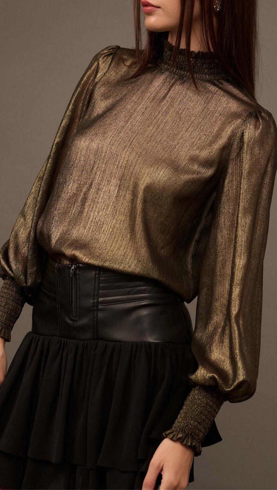 GOLDEN AGE METALLIC-TOP MIT BISCHOFÄRMELN UND STEHKRAGEN