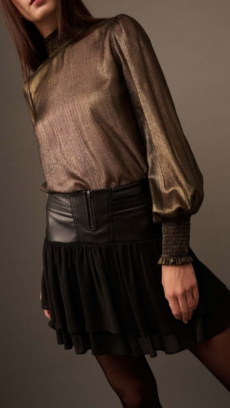 GOLDEN AGE METALLIC-TOP MIT BISCHOFÄRMELN UND STEHKRAGEN