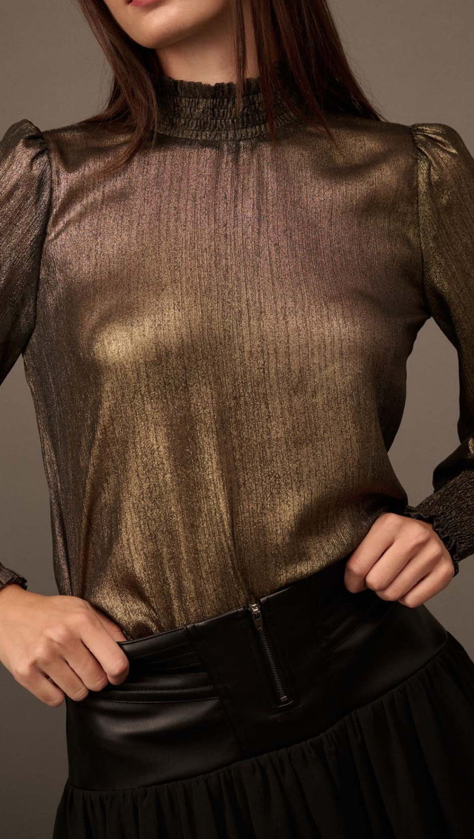 GOLDEN AGE METALLIC-TOP MIT BISCHOFÄRMELN UND STEHKRAGEN