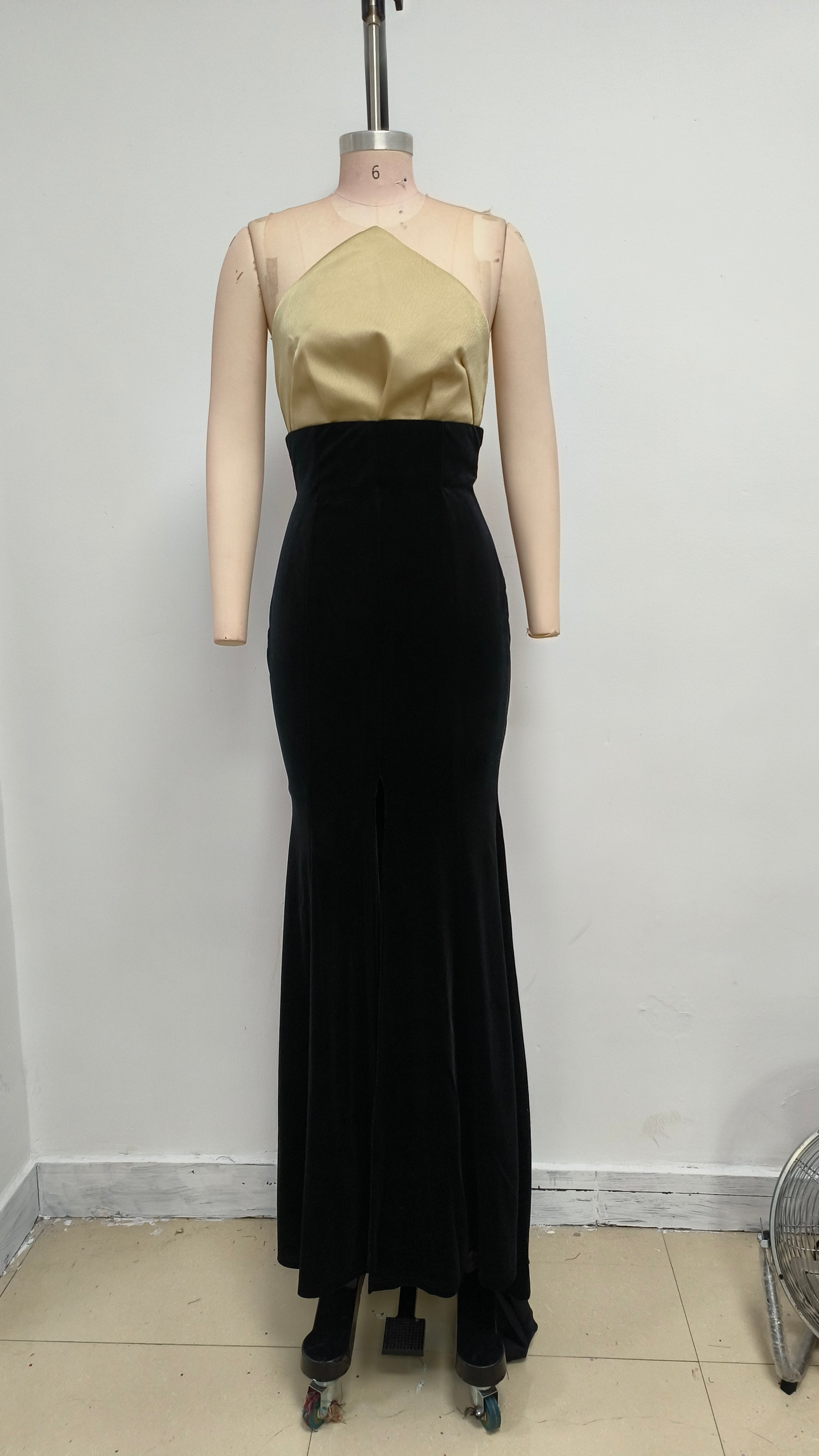 Trägerloses Meerjungfrau-Maxi-Samtkleid Schwarz Elfenbein