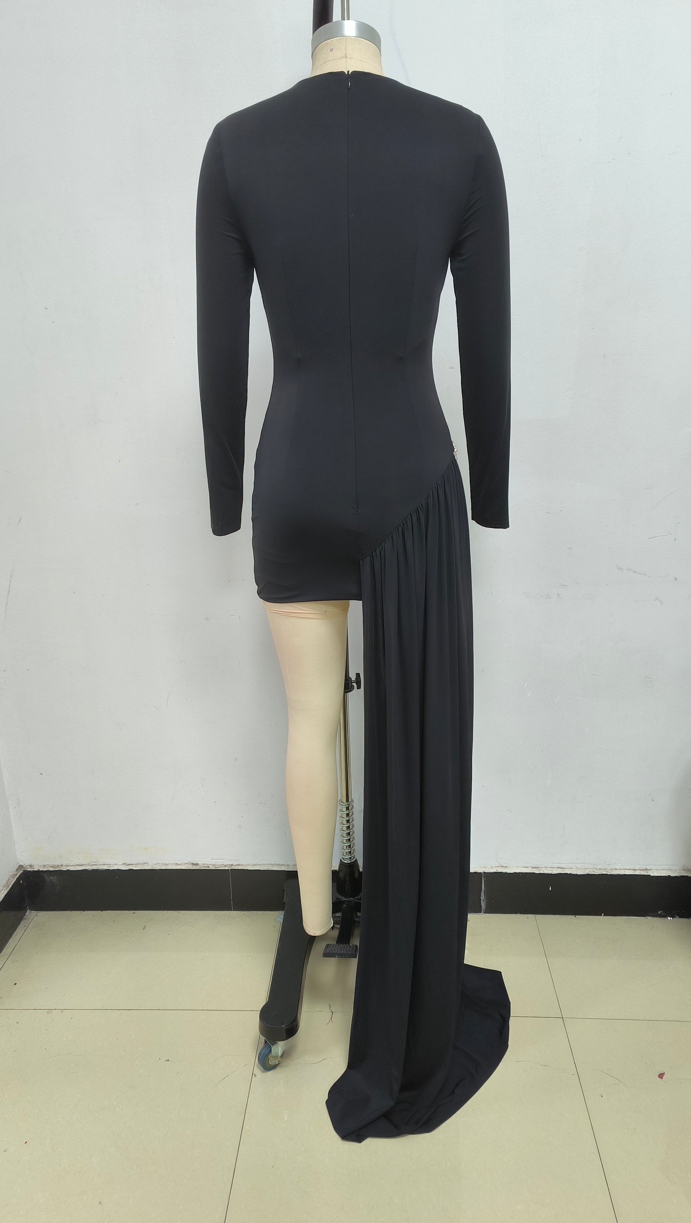 Funkelndes, figurbetontes Party-Minikleid mit Rundhalsausschnitt und drapiertem Bandage-Ausschnitt und Kristallen