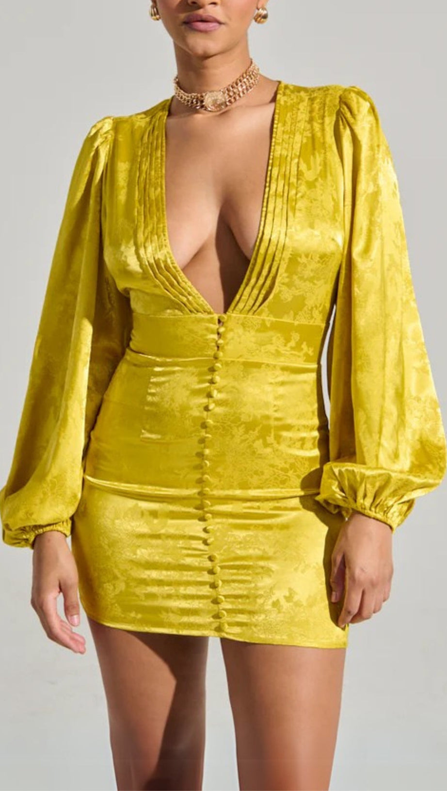 SCHLANKES UND SCHICKES SATIN-MINIKLEID