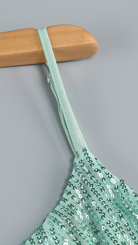 Glitzerndes, Paillettenbesetztes, gedrehtes, gerüschtes, hochgeschlitztes Unterkleid für den Abend