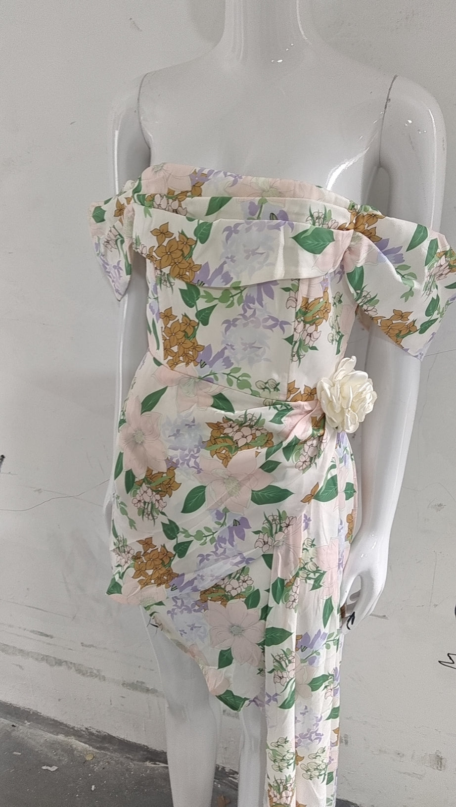 Asymmetrisches Minikleid mit Blumenmuster und schulterfreiem Schnitt