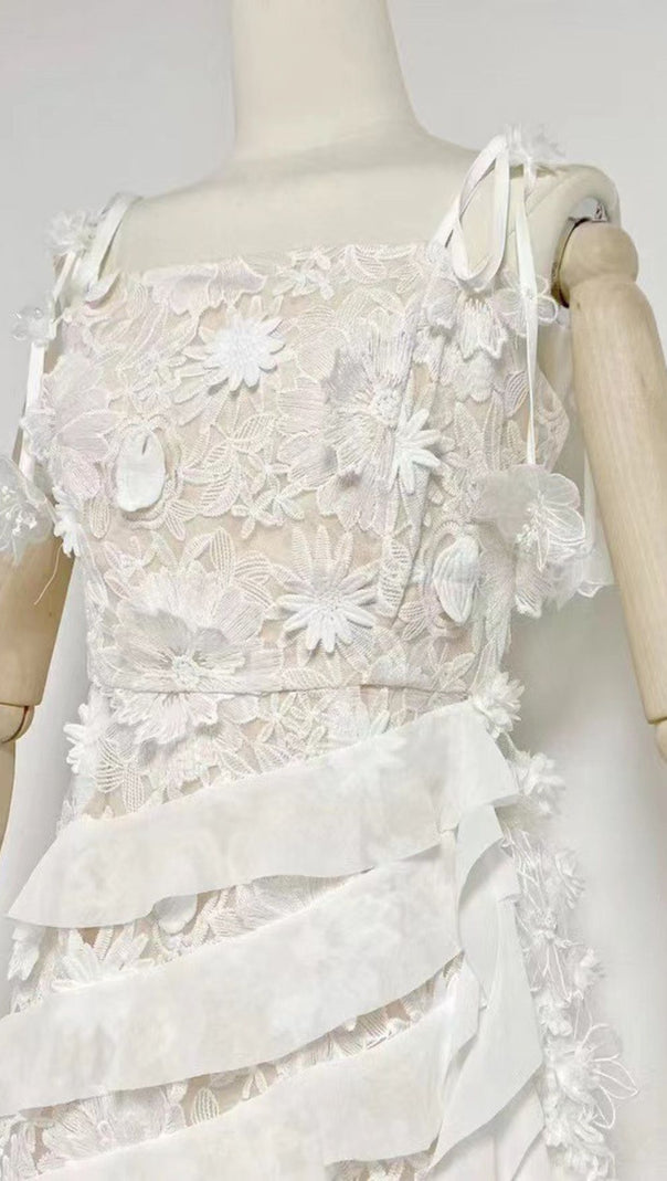 MINIKLEID AUS SPITZE MIT 3D-BLUMENVERZIERUNG UND TRÄGERN IN WEISS