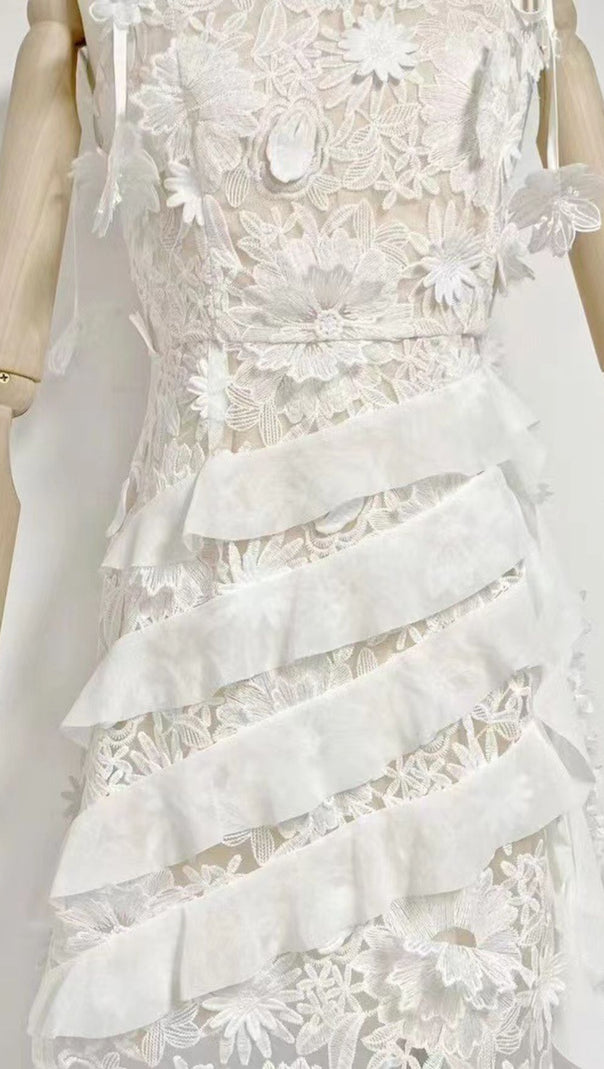 MINIKLEID AUS SPITZE MIT 3D-BLUMENVERZIERUNG UND TRÄGERN IN WEISS