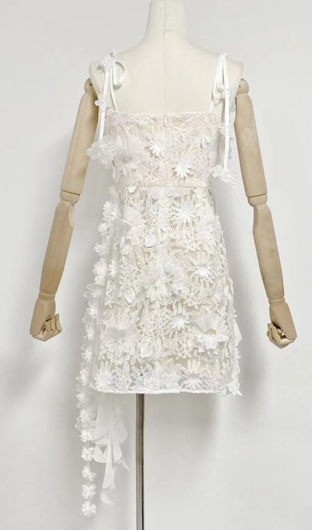 3D FLORAL-EMBELLISHED LACE STRAPPY MINI DRESS IN WHITE