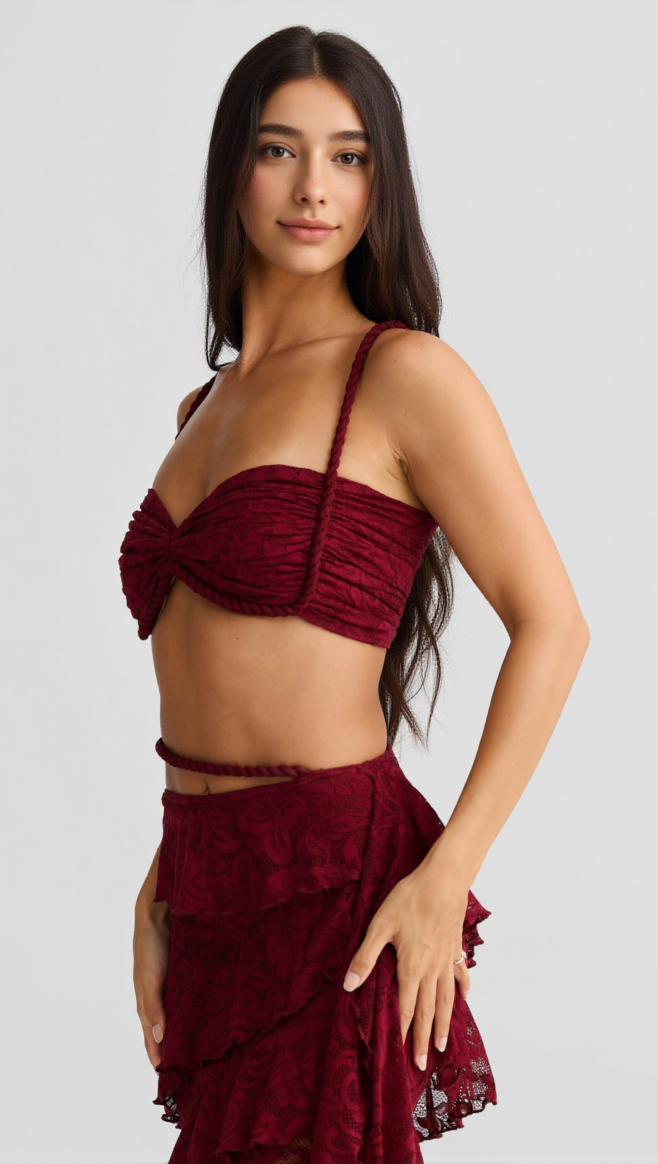 Completo con gonna in pizzo e top corto in corda lavorata a mano, colore bordeaux