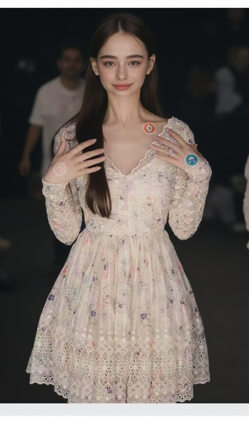 Langärmliges Minikleid mit V-Ausschnitt und Spitzendetail