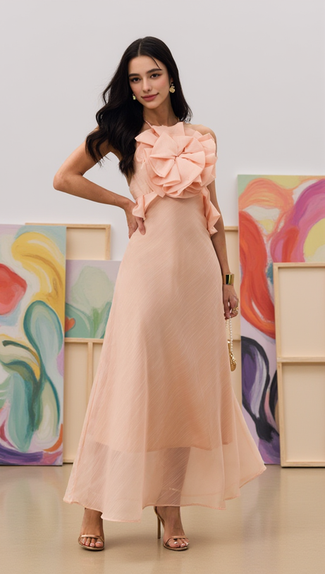 Aurora – Neckholder-Maxikleid mit Rüschen in Rosa