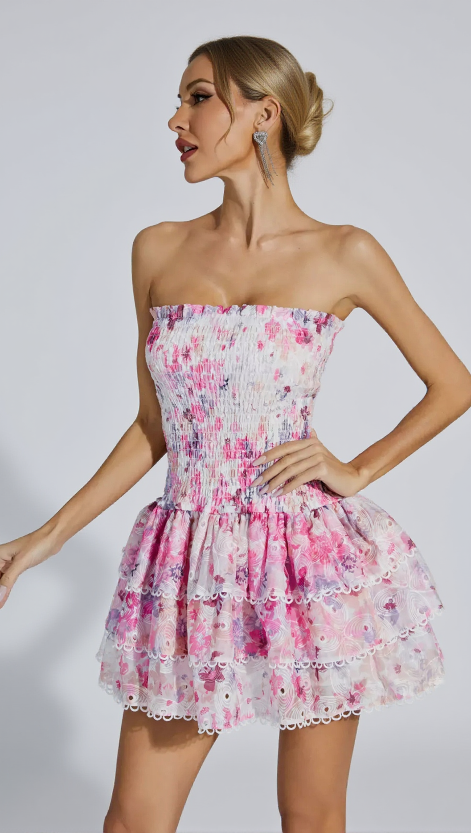 ROSA BLUMEN-MINIKLEID MIT RÜSCHEN UND TRÄGERLOSEM MUSTER