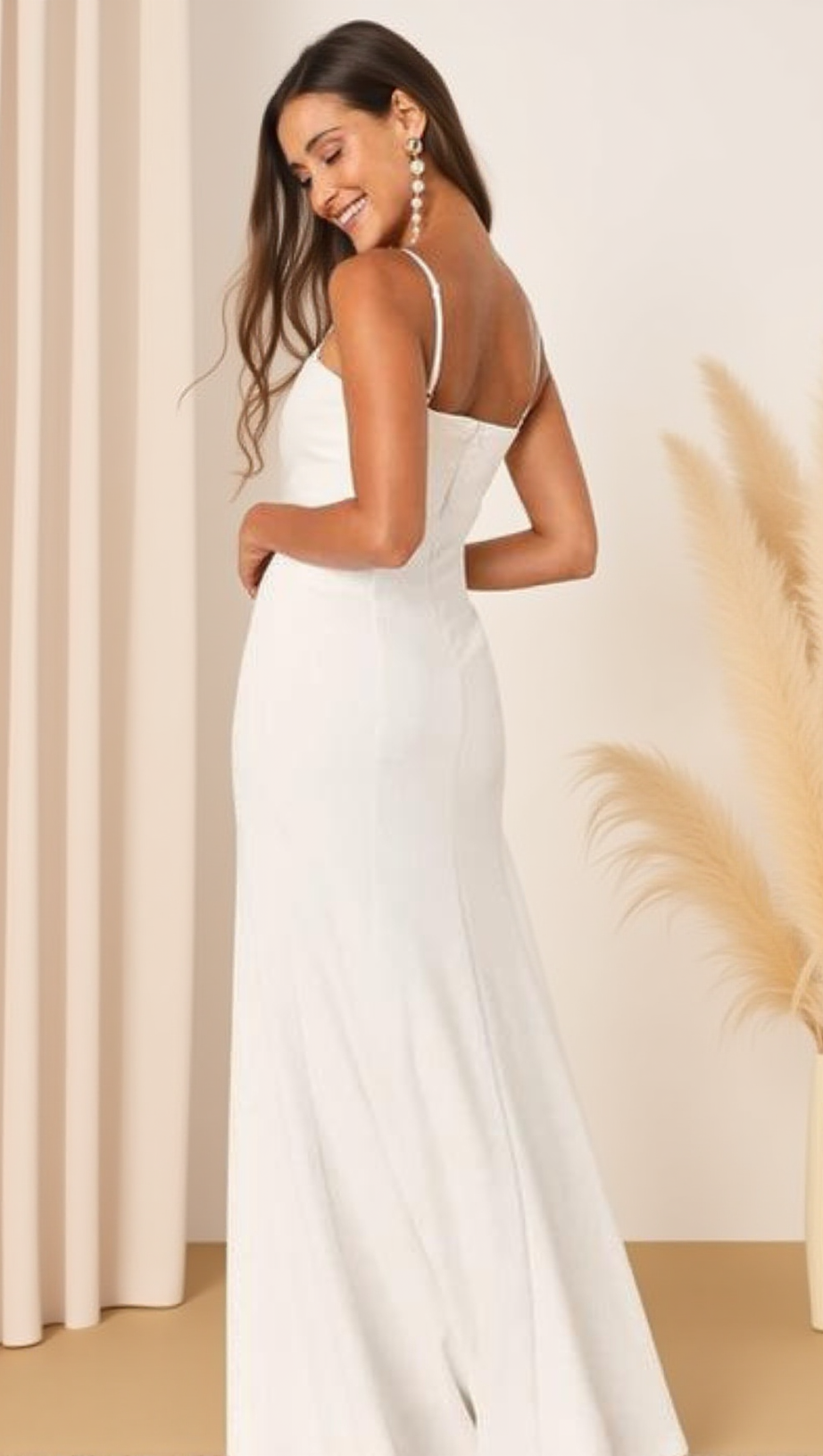 Radiant Promise – Weißes Maxikleid aus Satin mit verdrehter Vorderseite im Meerjungfrauenstil 