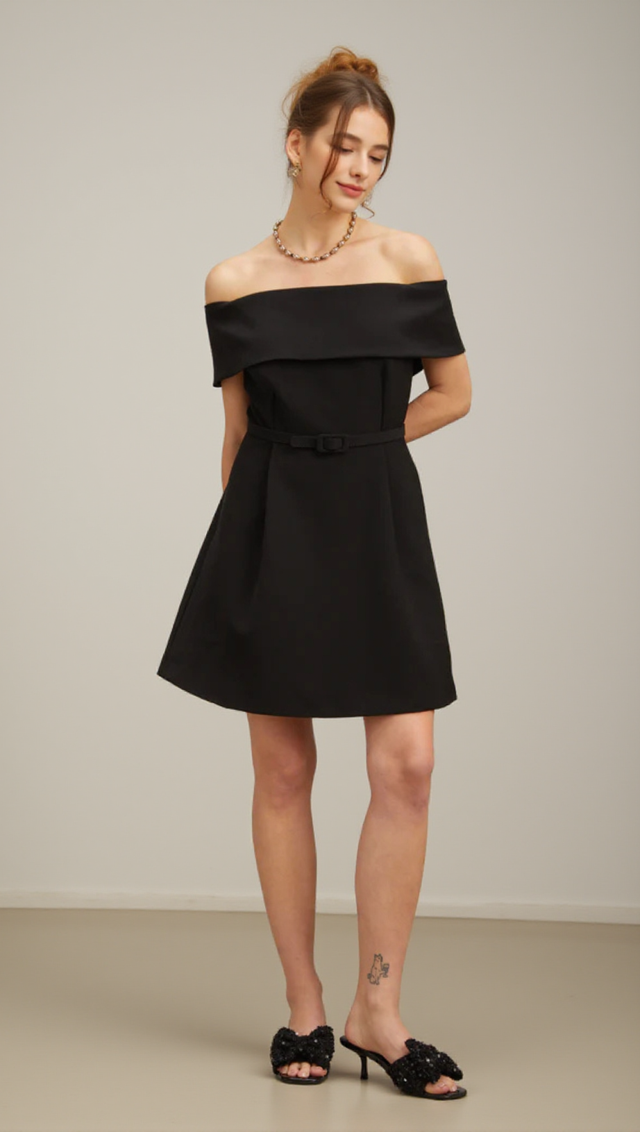 MINI ABITO NERO A TRAPEZIO CON CINTURA E SPALLE SCOPERTE