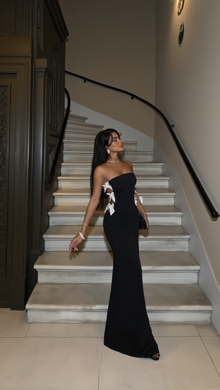 GONNA A SPALLA SLIM FIT CON FIOCCO CAVATO E FASCIA A SPALLA NERA