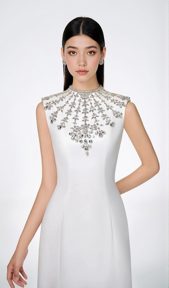 WEISSES ÄRMELLOSES, figurbetontes Maxikleid mit Steinverzierung