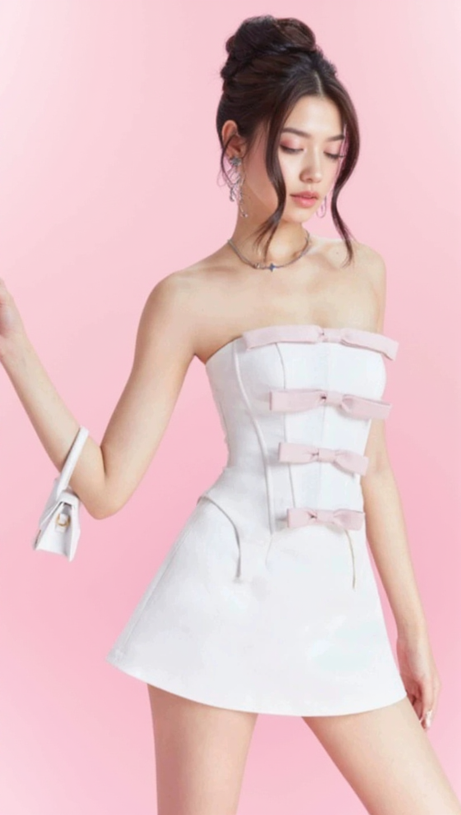 TRÄGERLOSES MINI-A-LINIEN-KLEID MIT SCHLEIFE IN WEISS