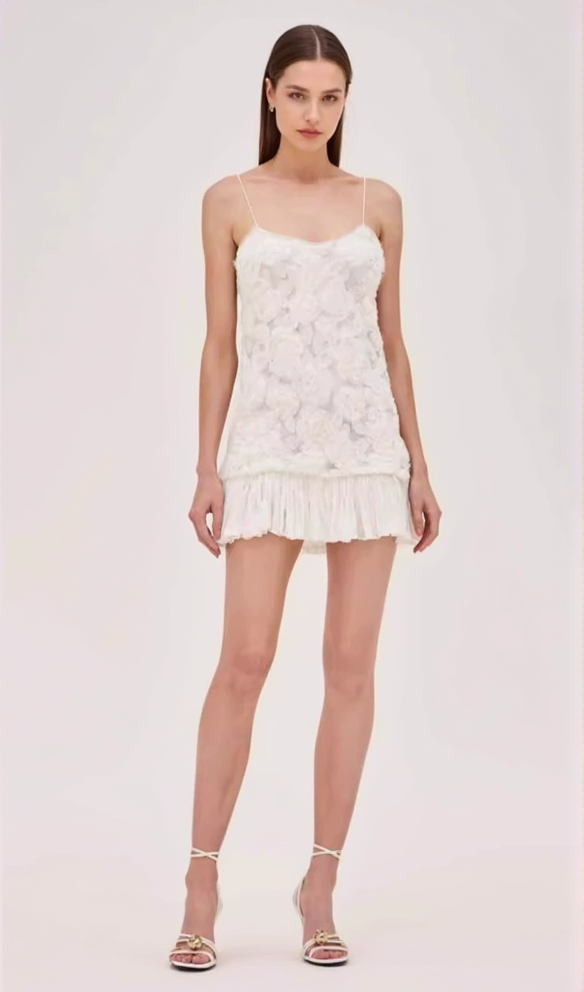 MINIKLEID MIT BLUMENAPPLIKATIONEN UND PLISSIERTEM SAUM IN WEISS