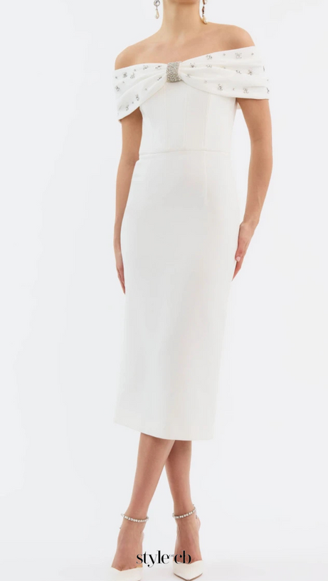 beulah – Schulterfreies Midikleid mit Perlenbesatz und Rautenmuster in Weiß 