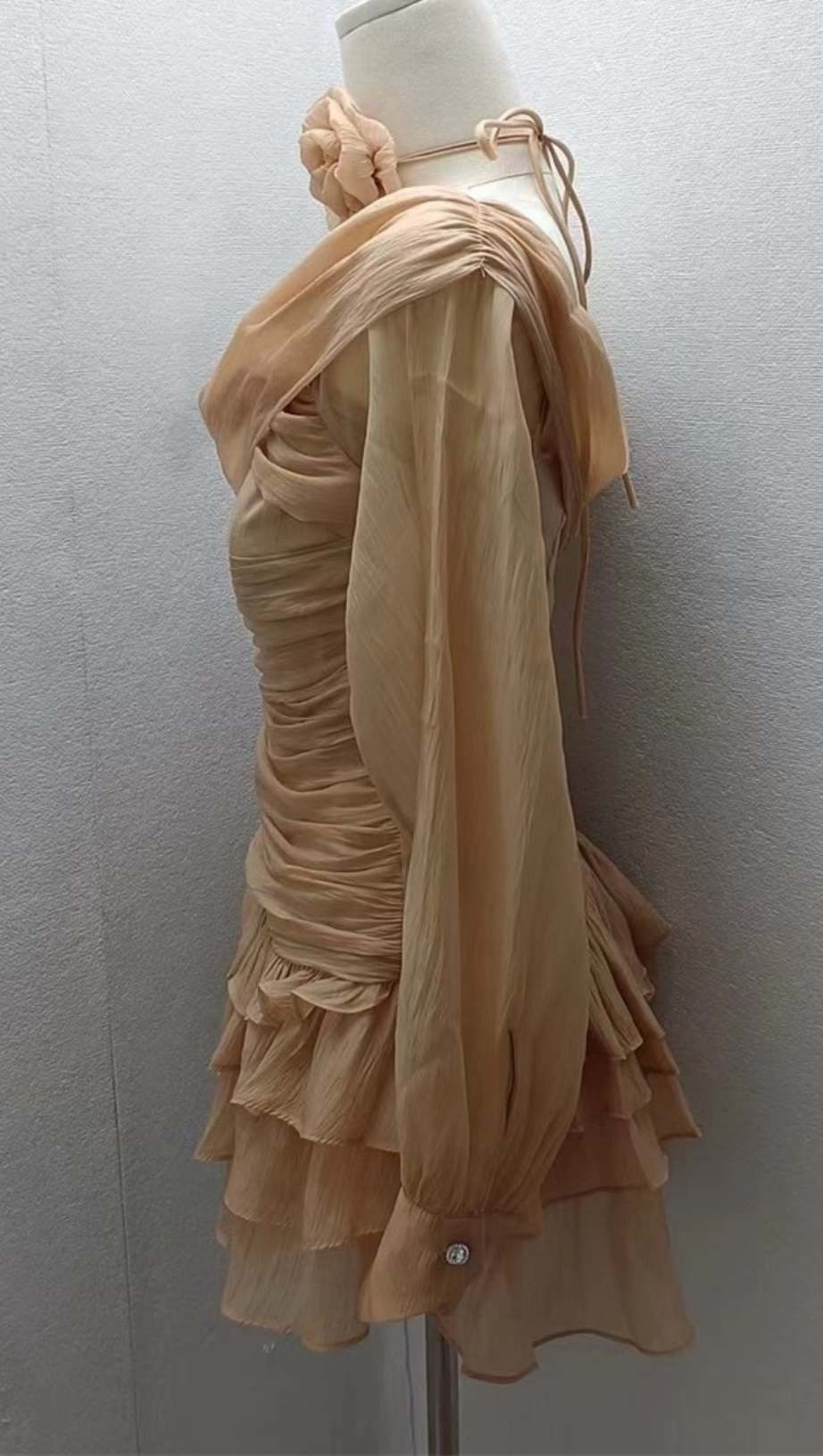 ABITO IN CREPE DI RETE CON MANICHE A SBUFFO E BORDI A VOLANT, COLORE NUDO