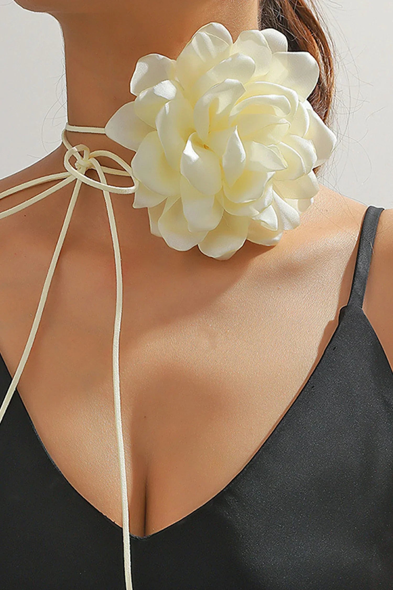 Brinny – Übergroßes Halsband mit Blumenmuster und Halskette