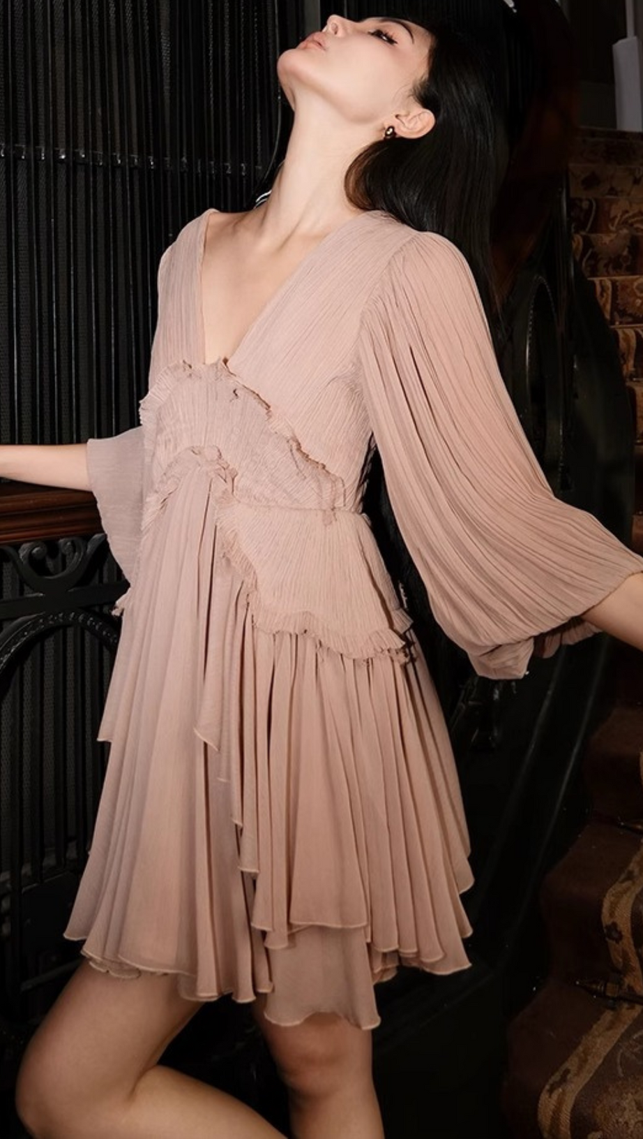 ABITO MIDI PLISSETTATO CON MANICHE A LANTERNA E SCOLLO A V IN COLOR CAFFÈ CHIARO