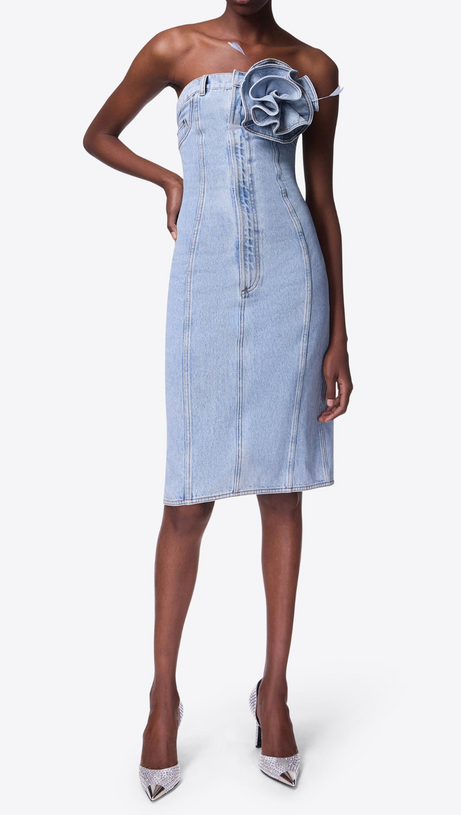 Trägerloses Midikleid mit Blumen-Corsage in hellem Waschblau