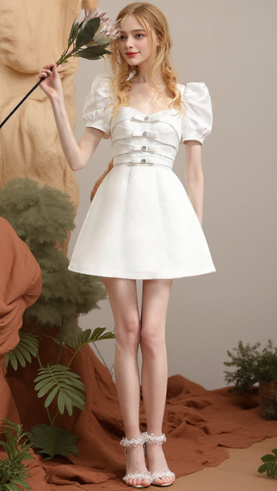 ABITO DA PRINCIPESSA CON MANICHE A SBUFFO E NASTRO, A LINEA A, IN BIANCO