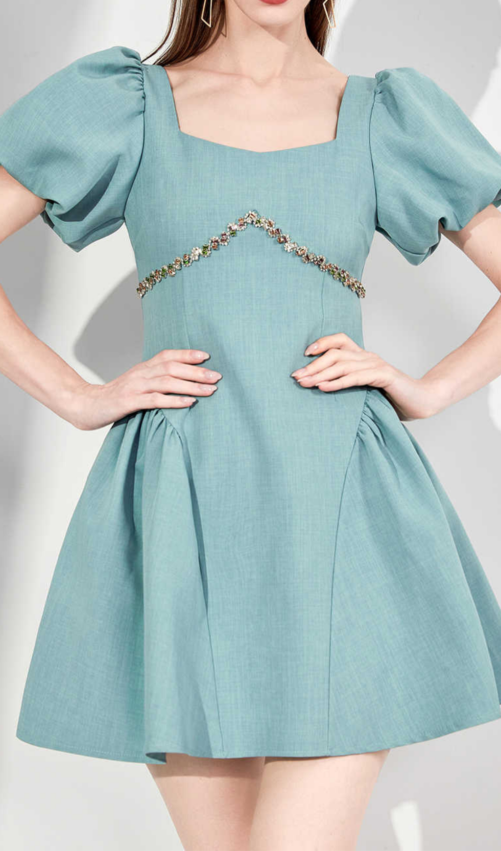 PUFFÄRMELIGES MINIKLEID MIT TAILLE ENGENDER PASSFORM IN GRÜN