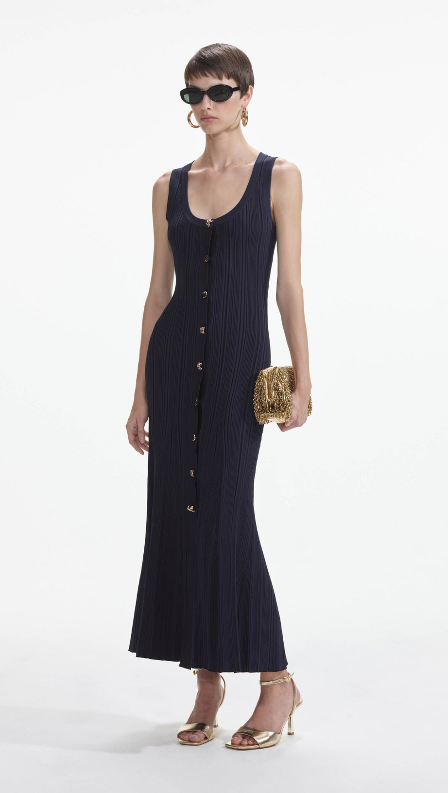 Mit Knöpfen verziertes, geripptes Strick-Midikleid in Marine