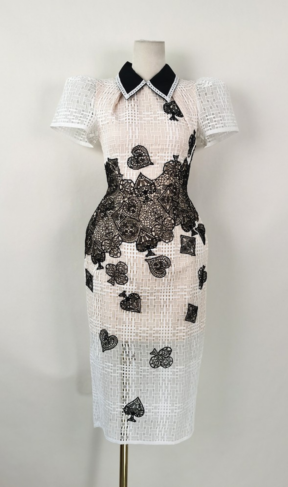 Poker Patterns – Verziertes Midikleid in Weiß