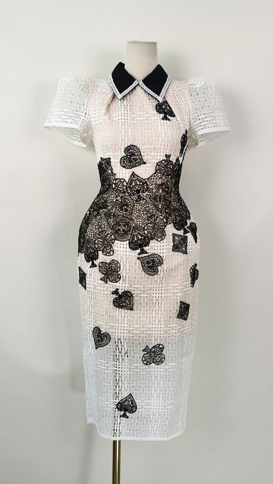 Poker Patterns – Verziertes Midikleid in Weiß