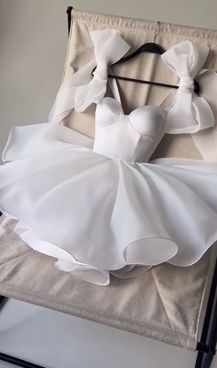 MINI ABITO CON FIOCCO BIANCO E SPALLE