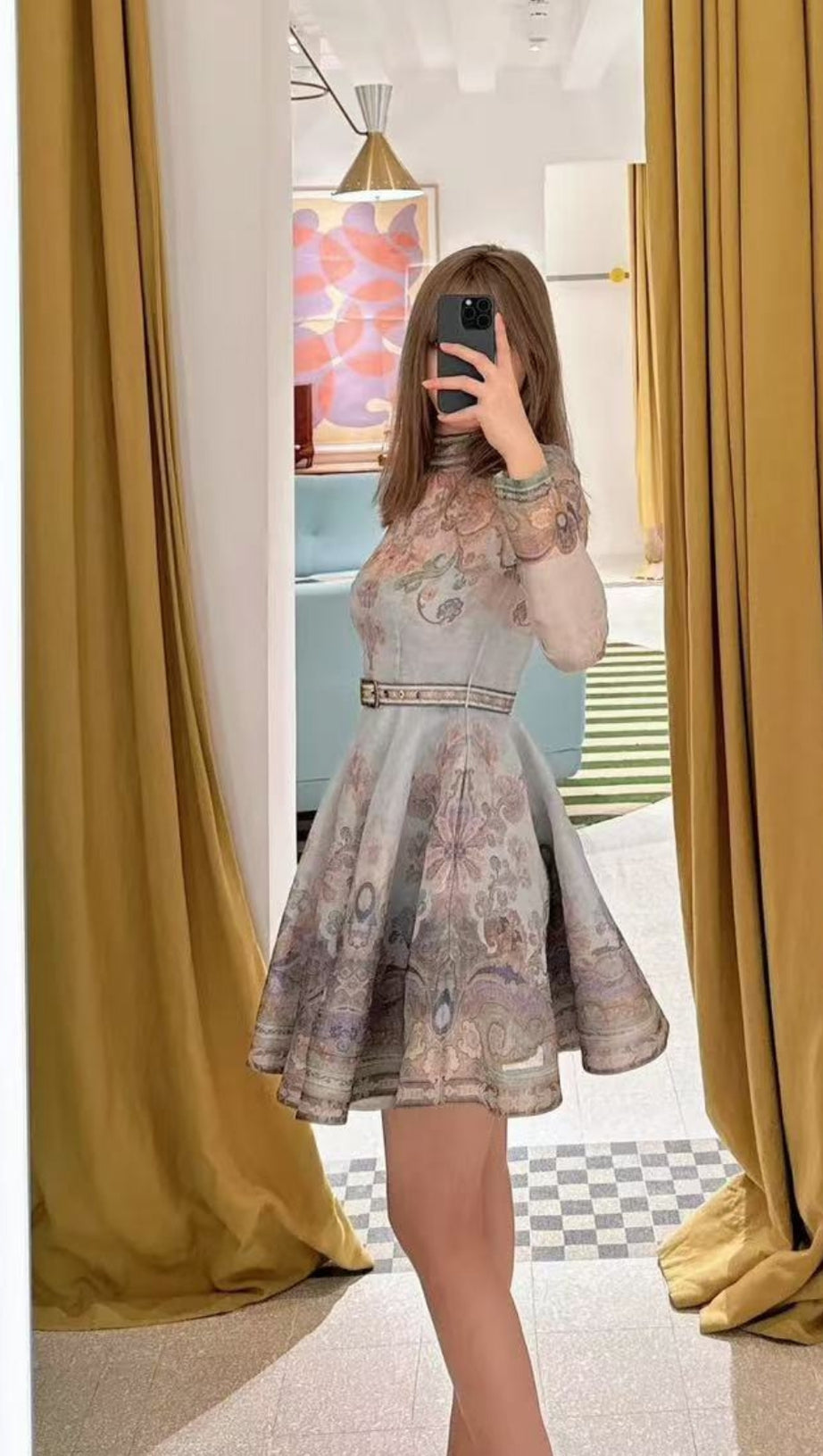 Retro-Prinzessinnenkleid mit lila Gaze und bunten Mustern