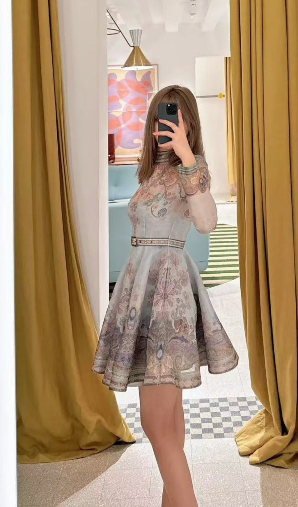 Retro-Prinzessinnenkleid mit lila Gaze und bunten Mustern