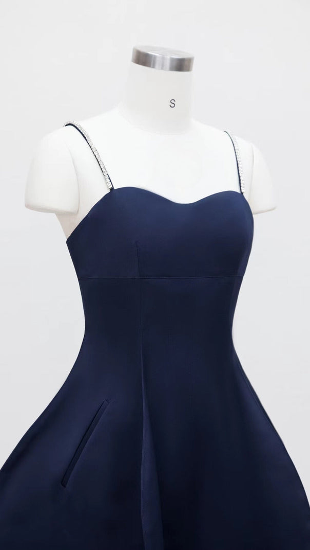 MINIKLEID MIT STRASS-SCHÖSSCHEN 