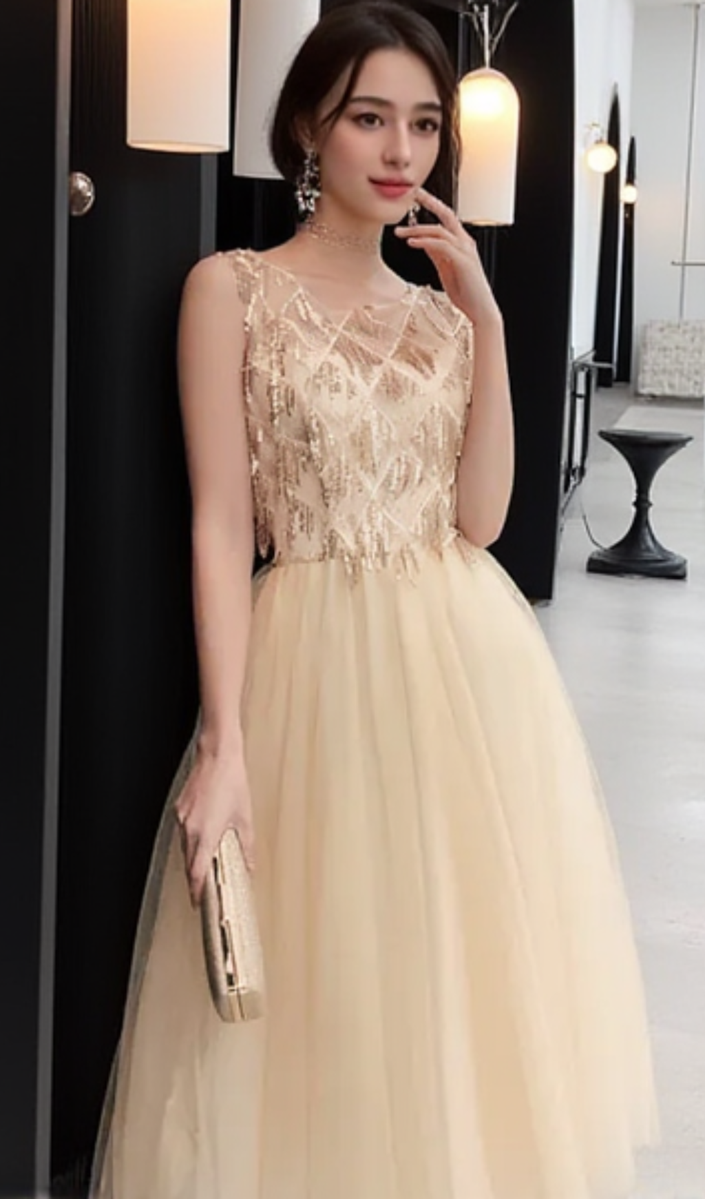 Goldenes Pailletten-Heimkehrkleid