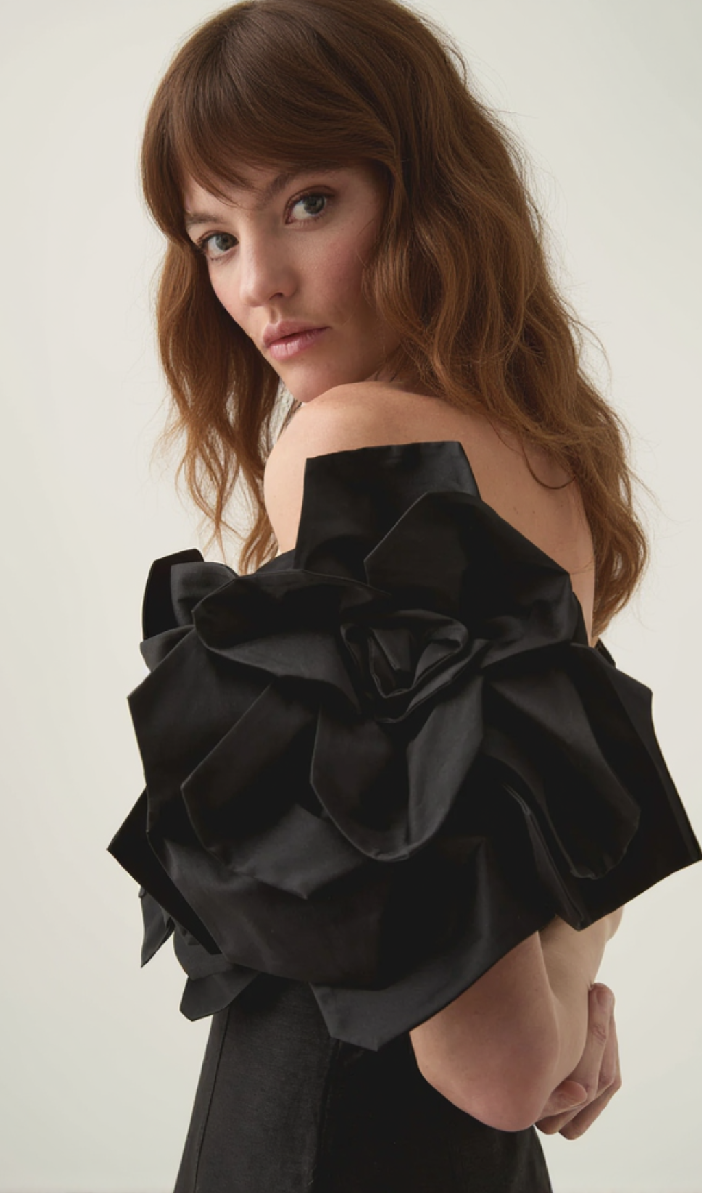 Etta – Trägerloses Midikleid mit Blumenmuster in Schwarz