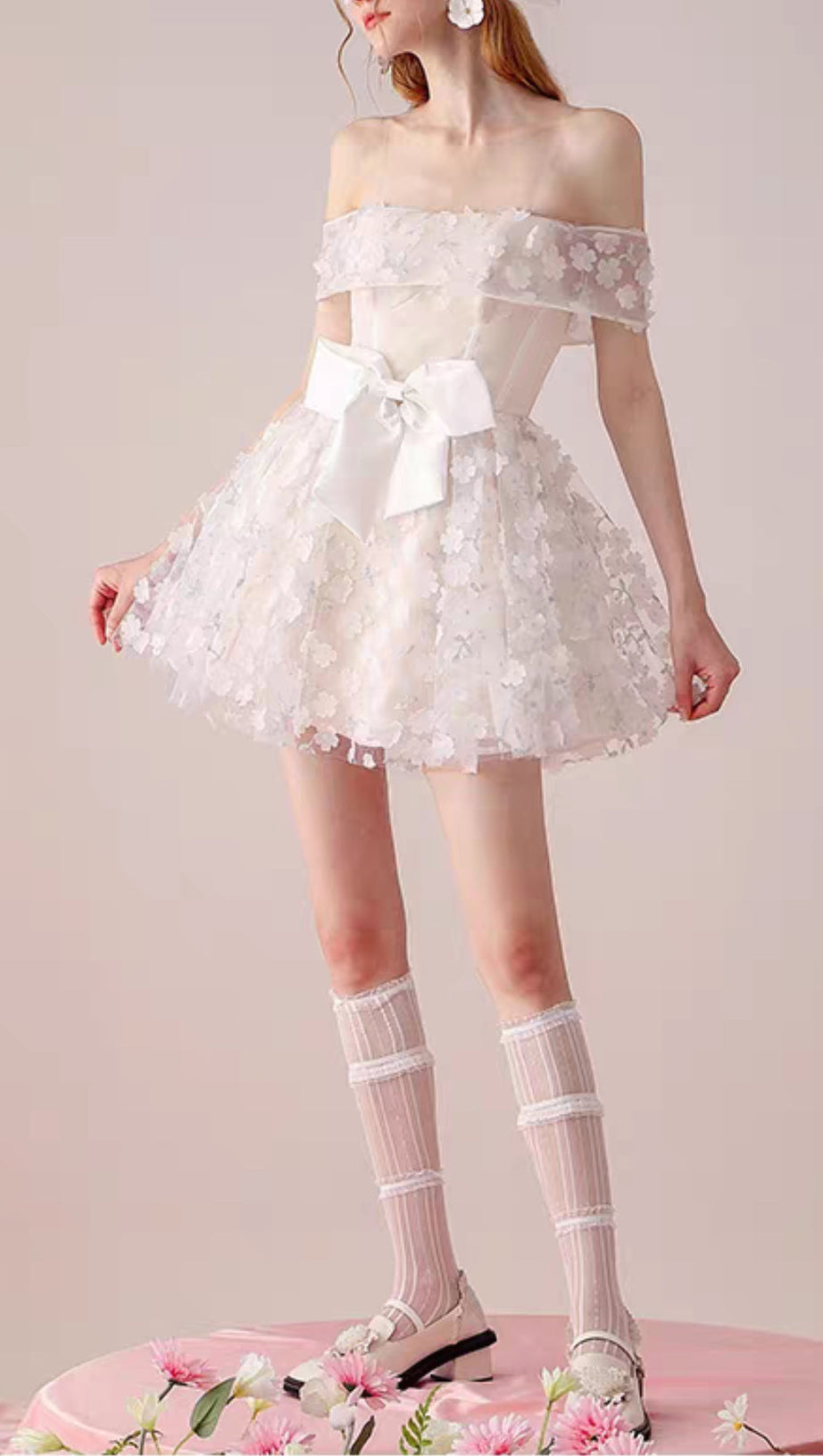 MINI ABITO MONOSPALLA FLOREALE CON FIOCCO E NODO IN BIANCO