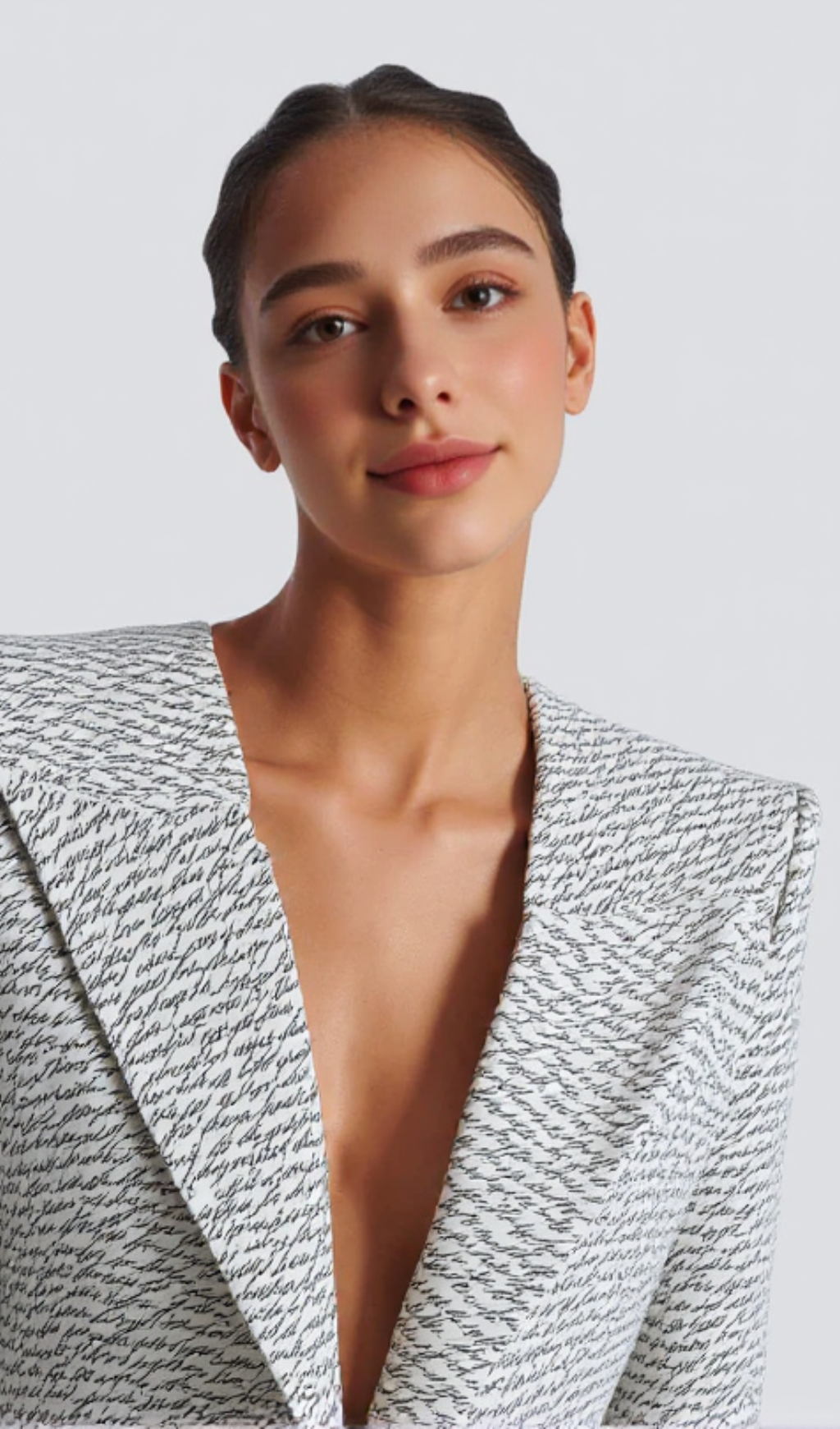 Weiße Jacke mit Alphabet-Muster und einem Knopf 