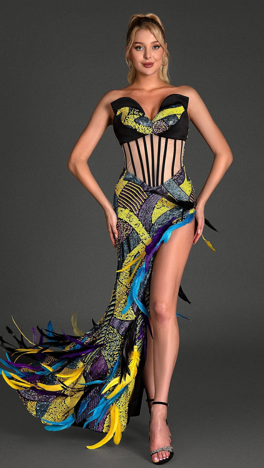 Minilis – Korsettkleid mit Federn und hohem Schlitz