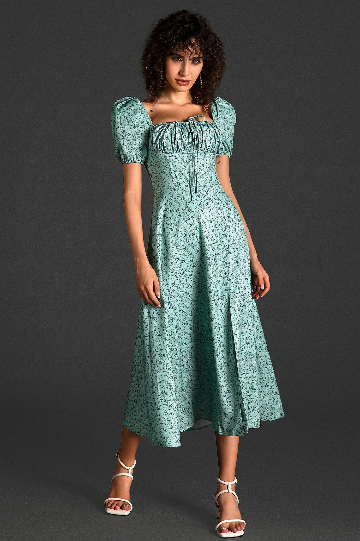 Diann – Geblümtes Kleid mit seitlichem Schlitz und Puffärmeln