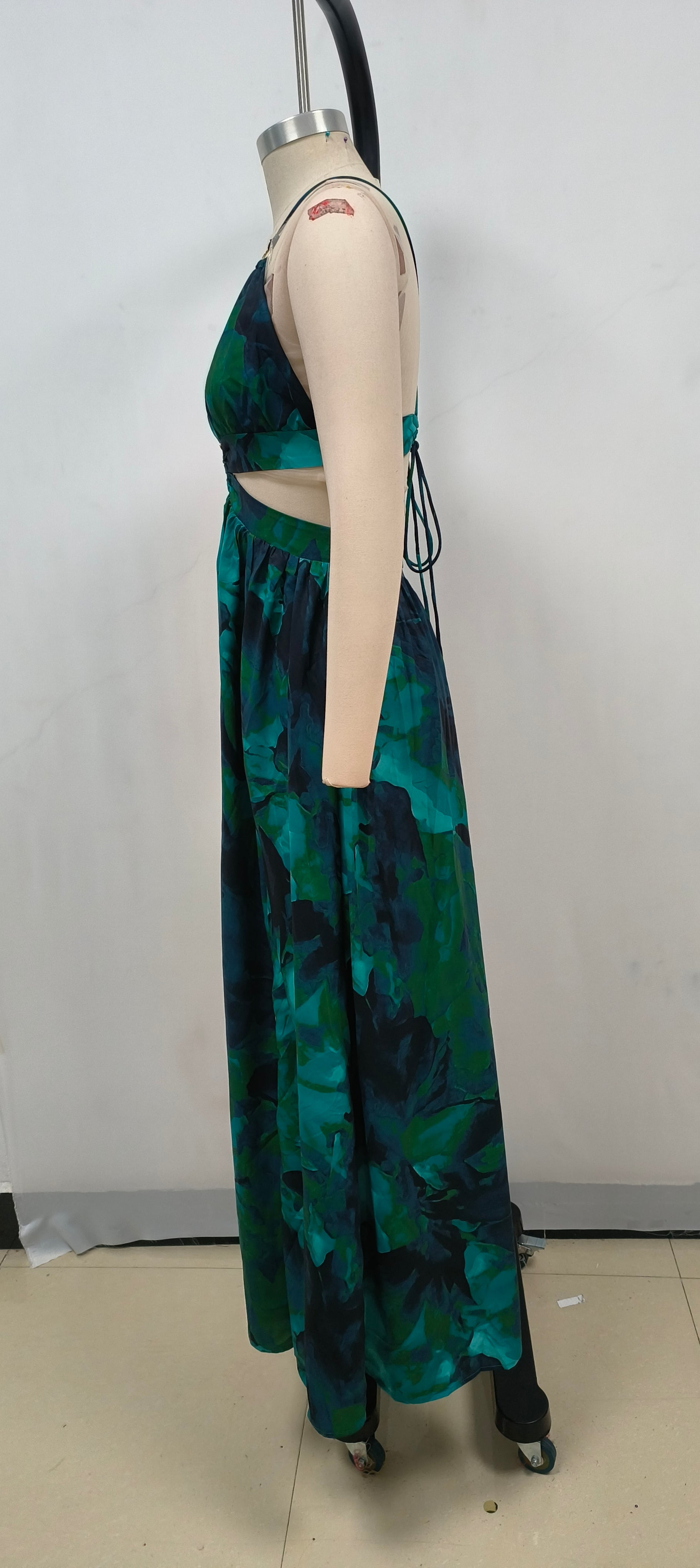 ABITO CON APERTURA SUL PETTO E ABITO MIDI VERDE