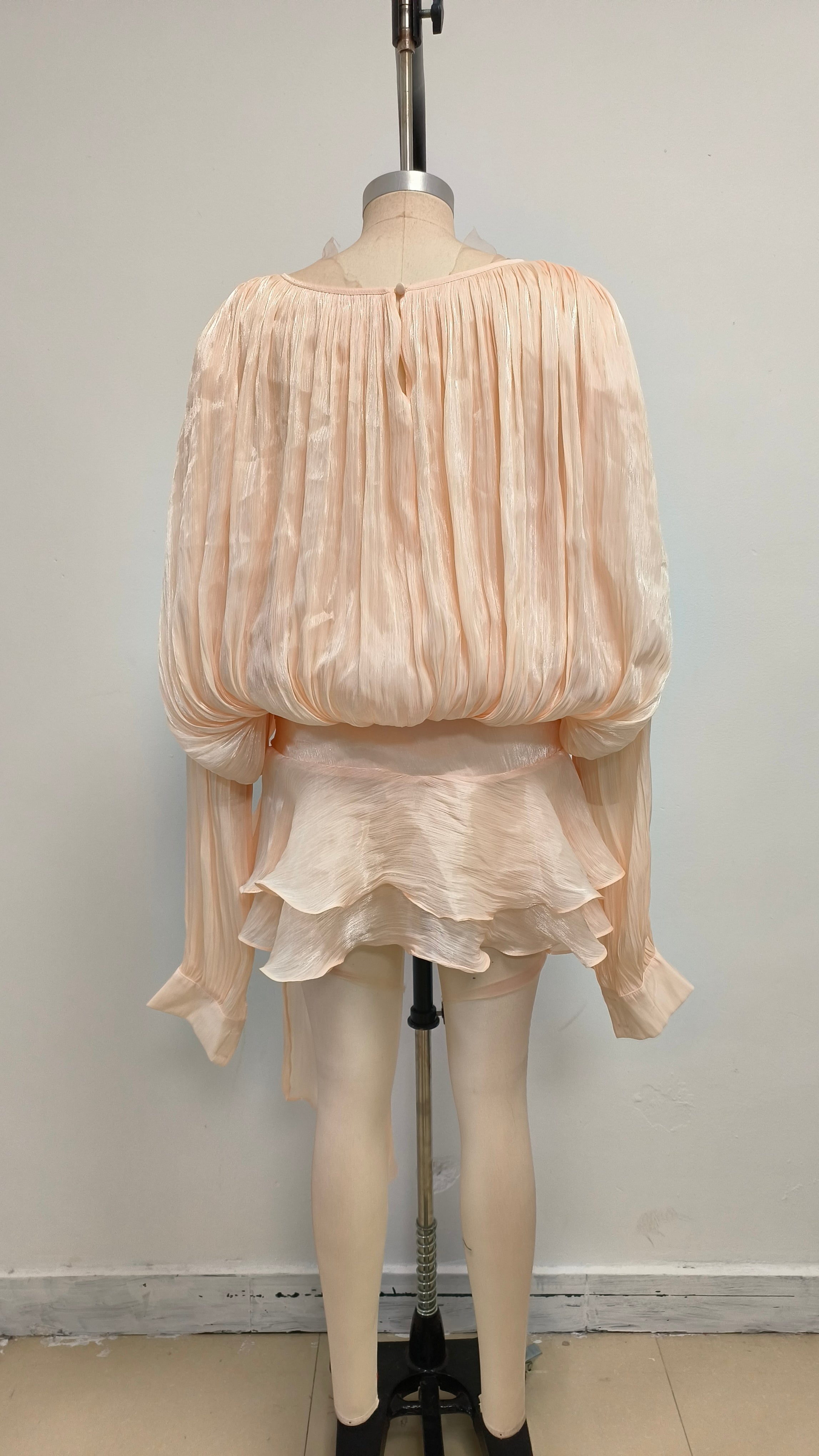 Aprikosenfarbenes, langärmliges Minikleid mit Schleife 