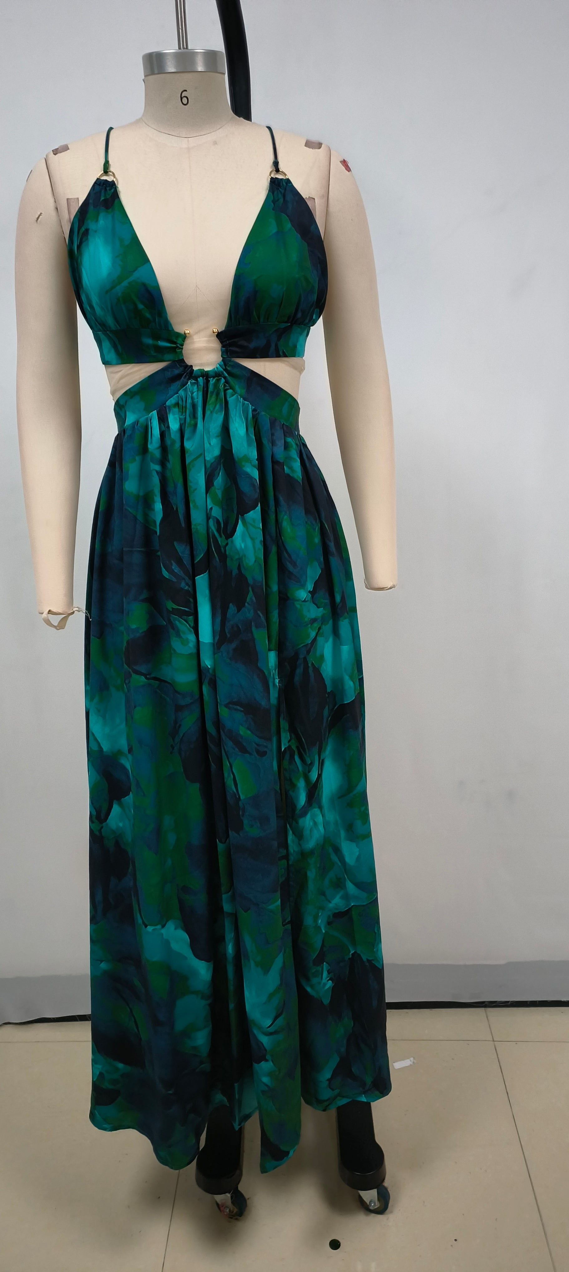 ABITO CON APERTURA SUL PETTO E ABITO MIDI VERDE