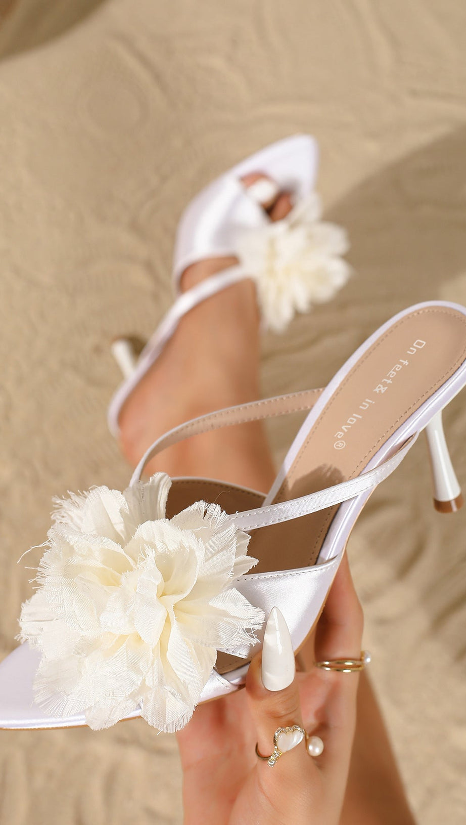 MULES CON CINTURINI E FIORI BIANCHI HUGHES ROMANTIC