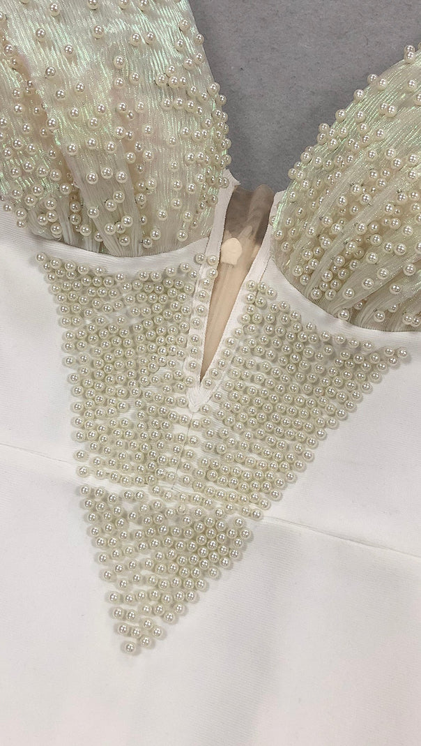 Schulterfreies, figurbetontes Maxikleid mit Perlenverzierung in Weiß