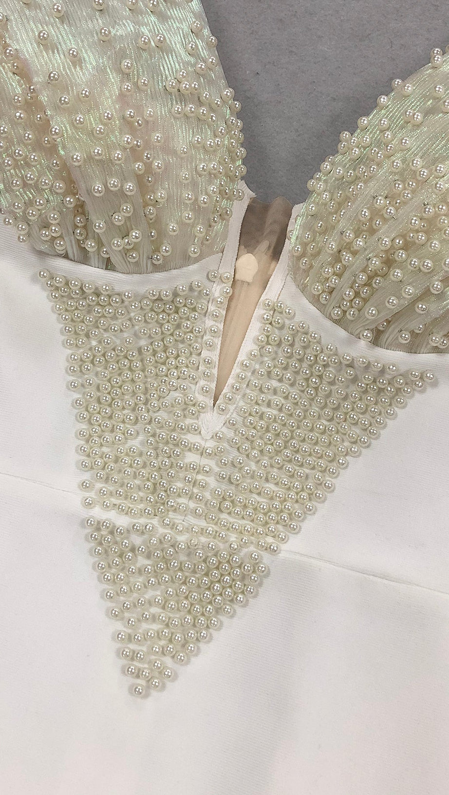 Schulterfreies, figurbetontes Maxikleid mit Perlenverzierung in Weiß