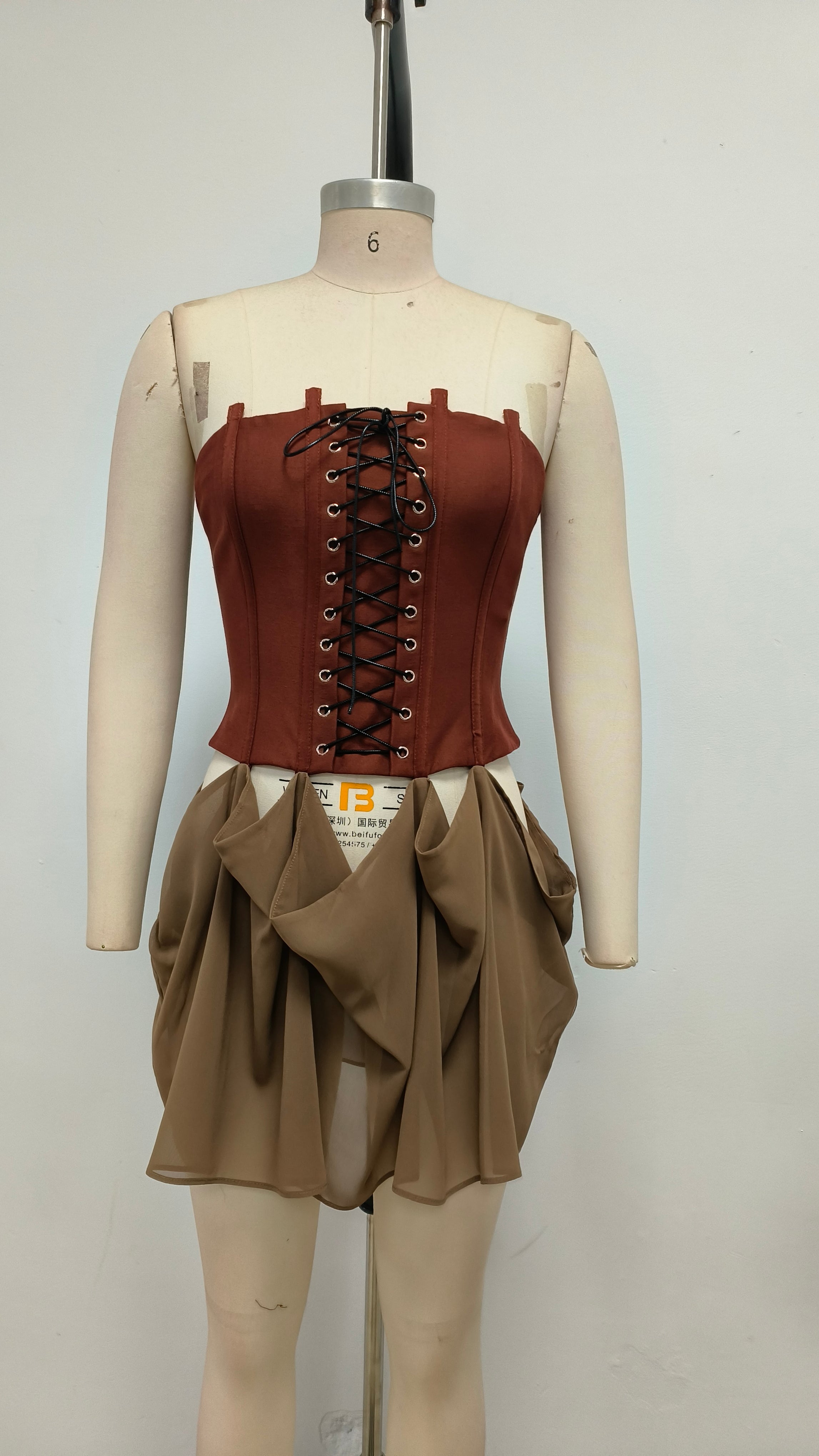 BANDEAU-KLEID MIT BINDERIEMEN IN BRAUN-ROT MIT EINSÄTZEN 